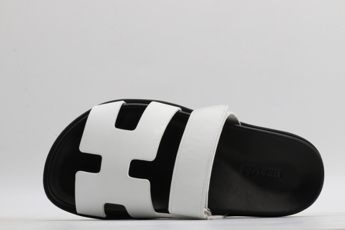 herme* sandal14